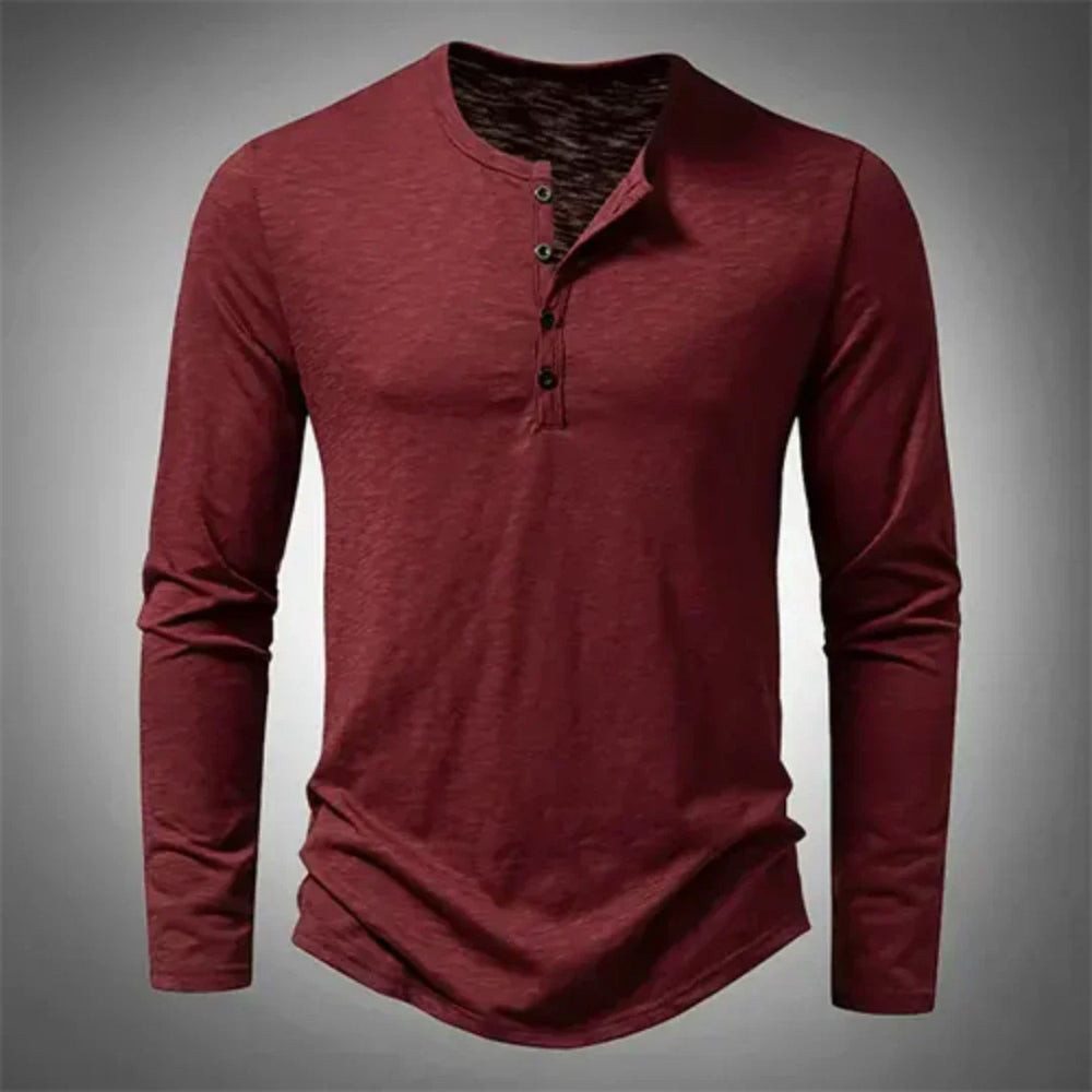 Nahaufnahme des Herren Henley Shirts mit klassischer Knopfleiste. Langarmshirt in melierter Optik für moderne Herrenmode.