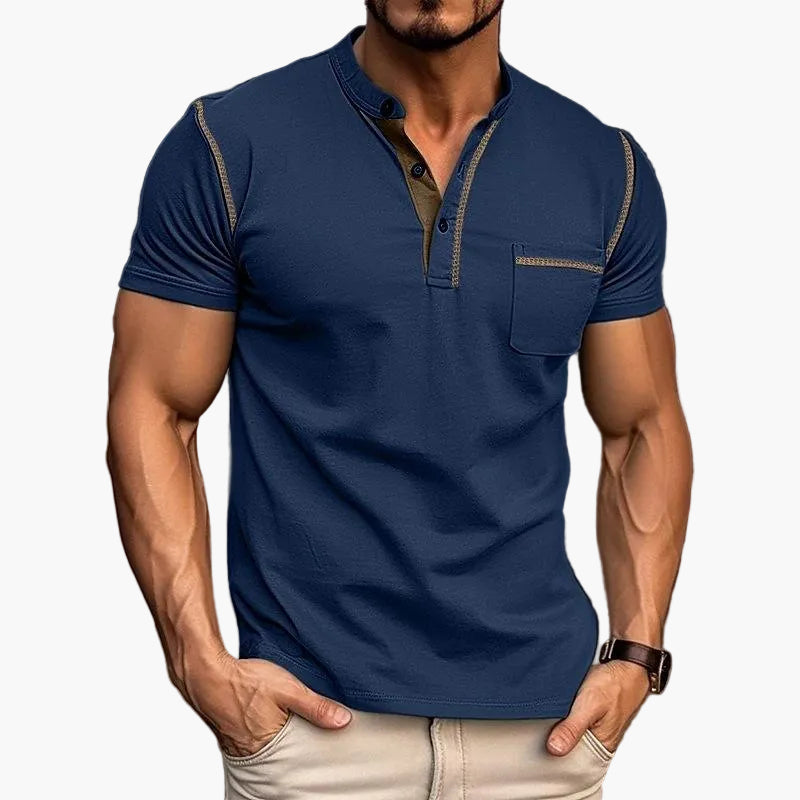 Detailaufnahme der Knopfleiste am Herren Henley Shirt Kurzarm, mit stilvollem Farbakzent.
