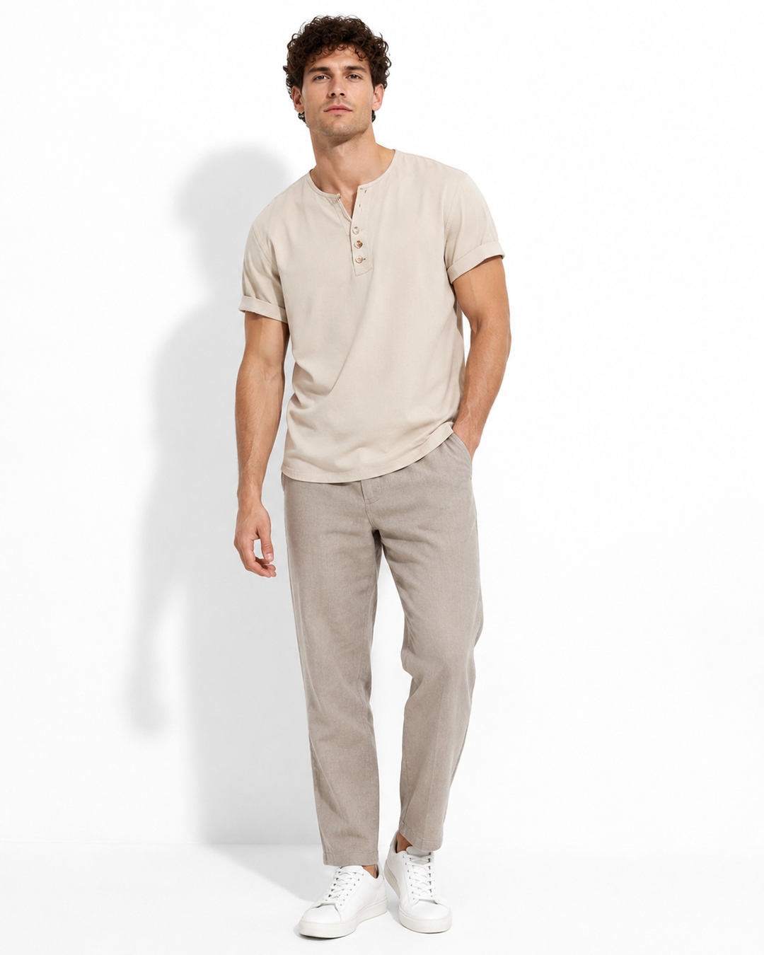Basic Herren Kurzarm T-Shirt mit Henley-Kragen. Ideal für Sommer & Freizeit. Komfortabler, atmungsaktiver Stoff.