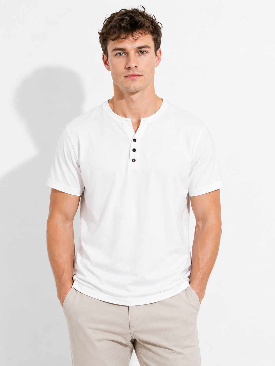 Elegantes Herren T-Shirt mit Henley-Kragen & Kurzarm. Komfortabel und atmungsaktiv für stilvolle Freizeit.