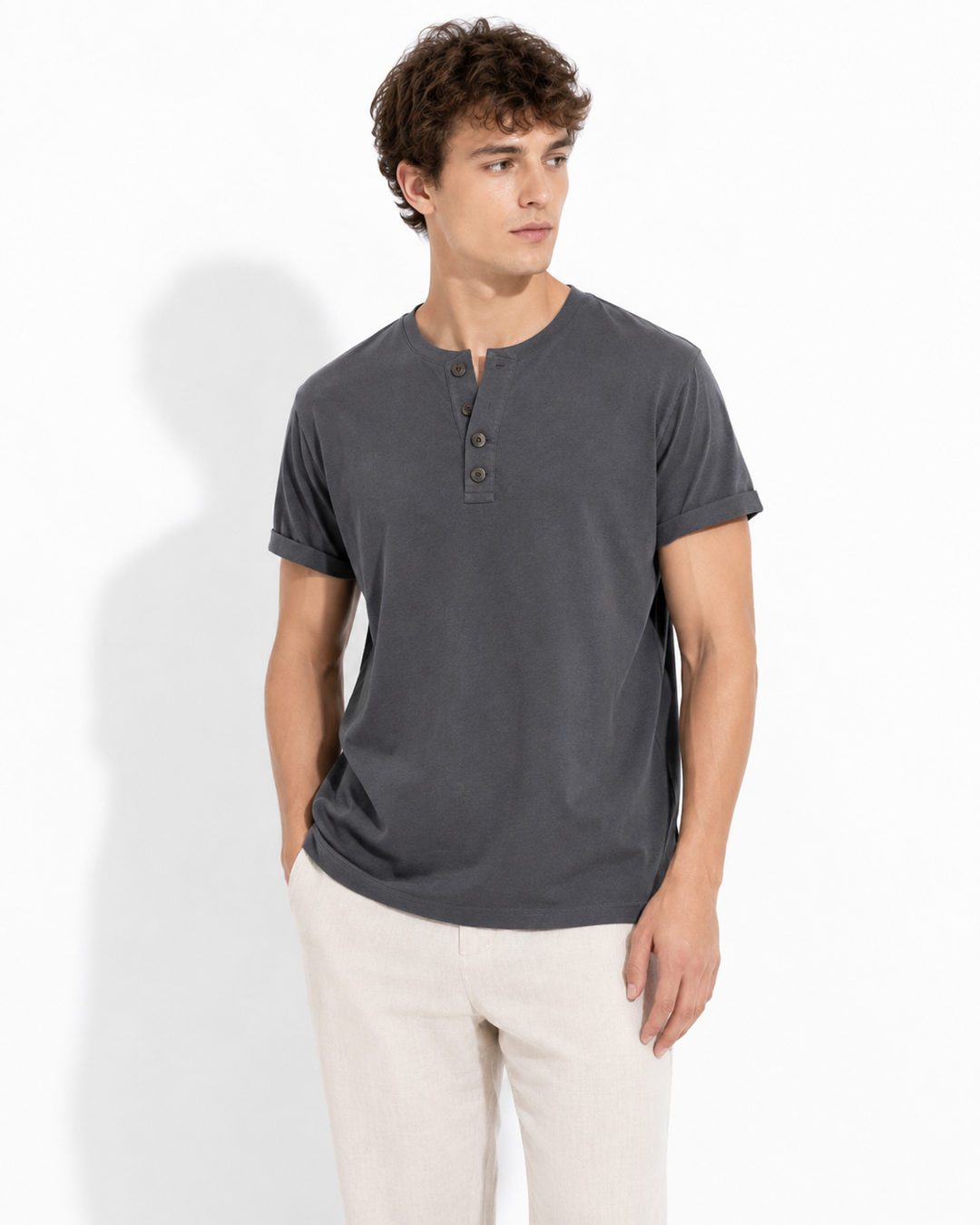 Herren T-Shirt mit Henley-Kragen & Kurzarm. Vielseitig für Freizeit, bequem & atmungsaktiv für jeden Tag.