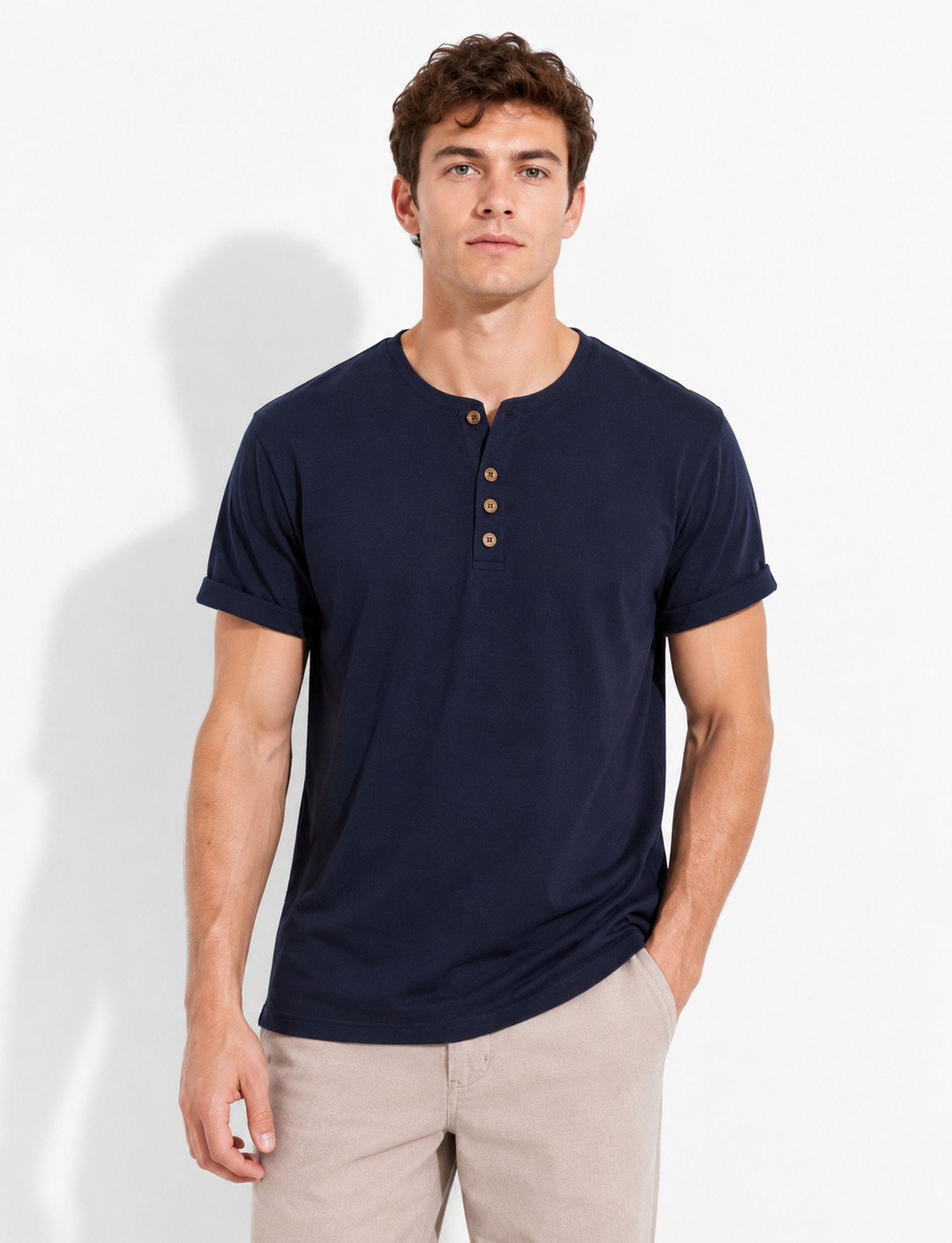 Entspanntes Herren Henley T-Shirt, kurzärmlig. Perfekt für Sommer & Freizeit. Weicher, atmungsaktiver Komfort.