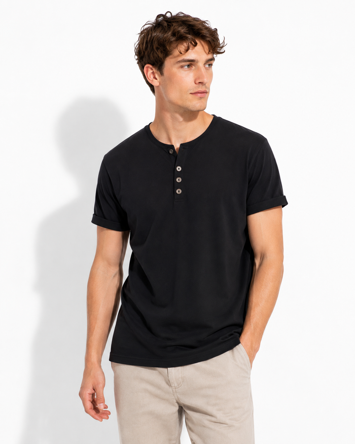 Komfortables Herren T-Shirt mit Henley-Kragen & Kurzarm. Atmungsaktives Basic für entspannte Sommertage.