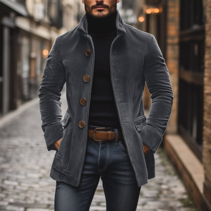 Nahaufnahme: Eleganter Stehkragen und Knopfverschluss der modernen Herren Herbstjacke, stilvoller Look.