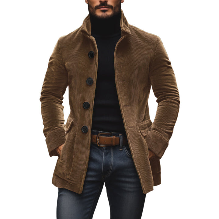 Detailaufnahme der Textur und des Knopfverschlusses an der eleganten Herren Herbstjacke, hochwertige Optik.