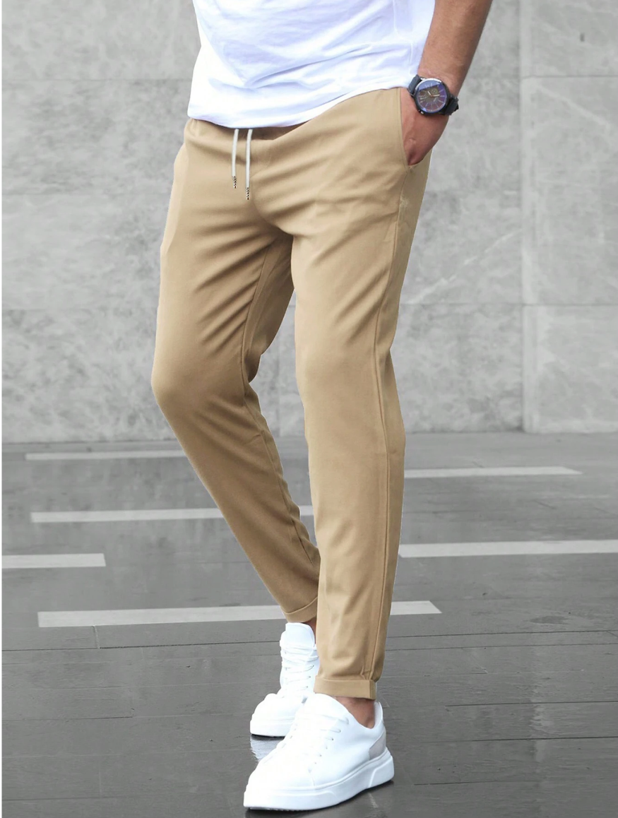 Alltagstaugliche Herrenhose, klassischer Stil, Komfortbund, für mühelose Eleganz & Bequemlichkeit.