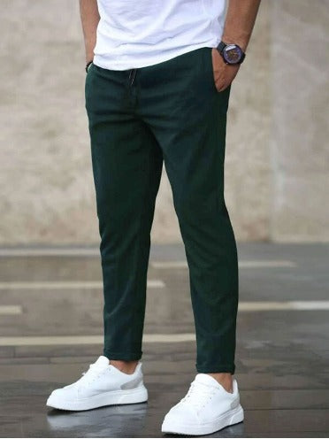 Klassische Herrenhose mit Komfortbund und Kordelzug. Stilvoll, bequem & vielseitig für Herrenmode.