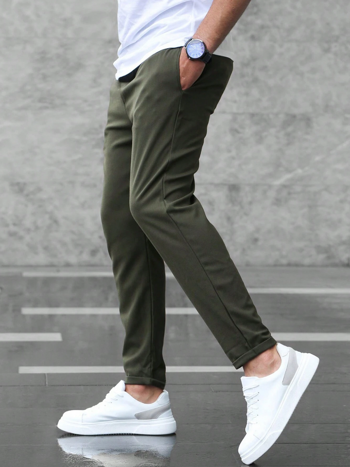 Elegante Businesshose für Herren in klassischer Passform, vielseitig für Büro, Freizeit & Alltag.