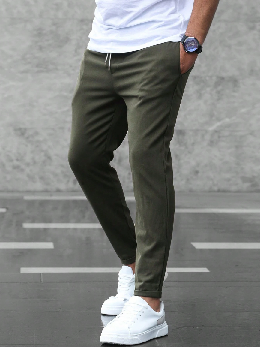 Vielseitige Herrenhose mit Komfortbund, klassischer Stil für Business, Freizeit & stilvolle Herrenmode.