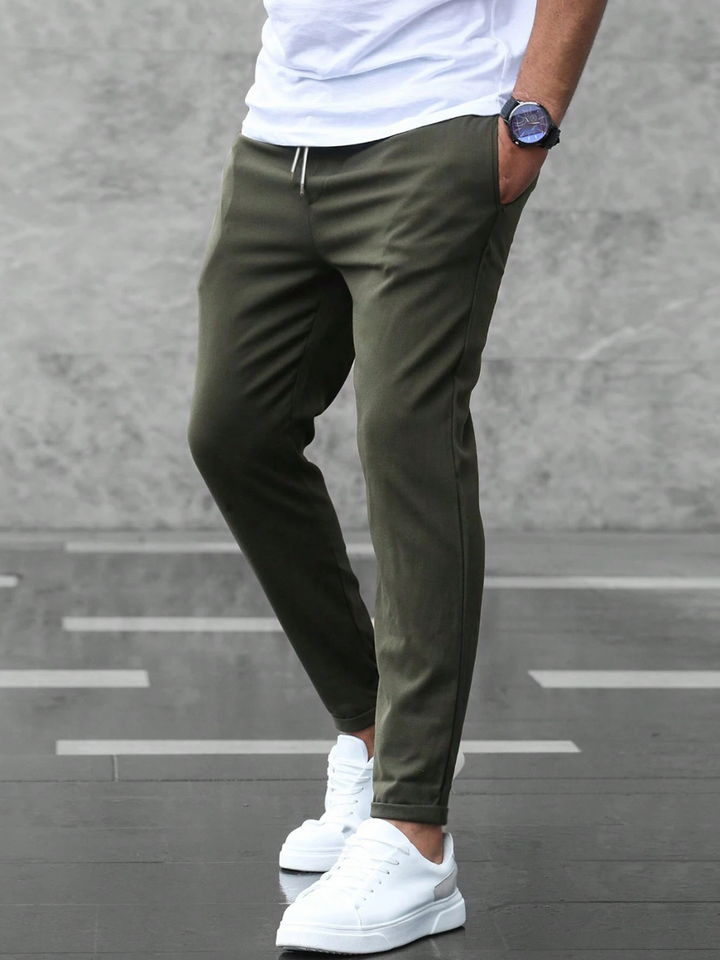 Vielseitige Herrenhose mit Komfortbund, klassischer Stil für Business, Freizeit & stilvolle Herrenmode.