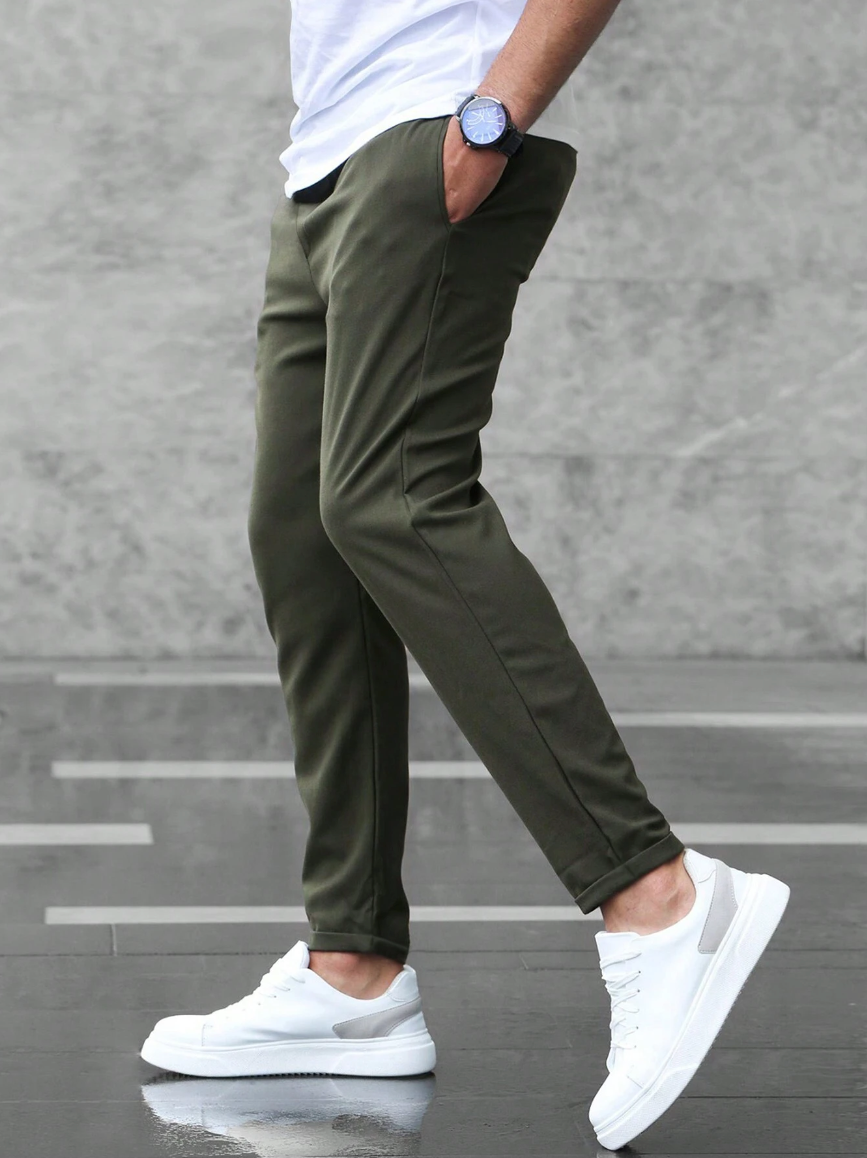 Hochwertige Herrenhose mit klassischer Passform, komfortabel & stilvoll für jede Gelegenheit. Zeitlose Eleganz.