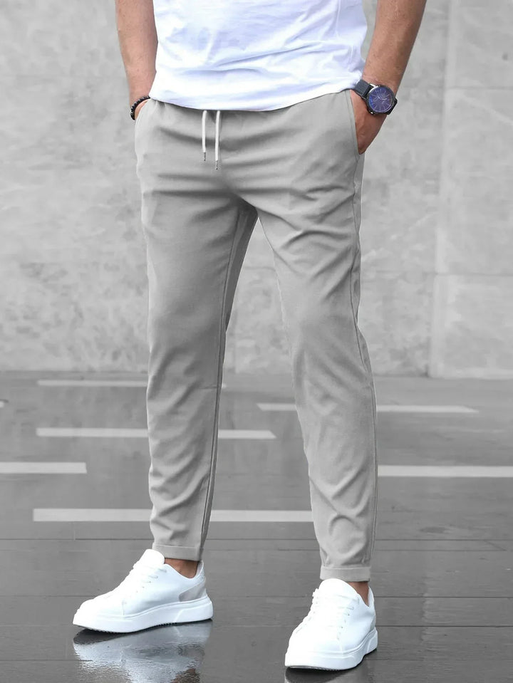 Klassische Herrenhose mit Komfortbund für mühelose Eleganz im Alltag. Stilvolle Freizeithose & Businesshose.