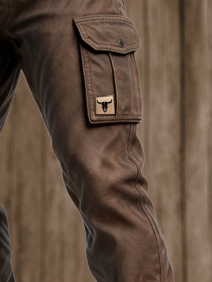 Detailansicht der strapazierfähigen Herren Utility-Hose mit robusten Nähten. Warm isoliert für langlebige Herbst-Outfits.