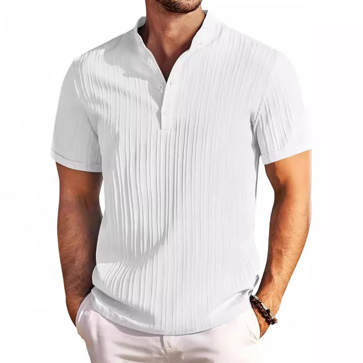Nahaufnahme: Stoff des Herren T-Shirts im Knitter-Look. Weich, atmungsaktiv & lässig für warme Sommertage.