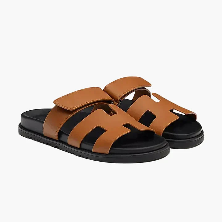 Herren Komfort-Sandalen mit Klettverschluss in Schwarz, ideal als bequeme Sommerschuhe für Freizeit & Alltag.
