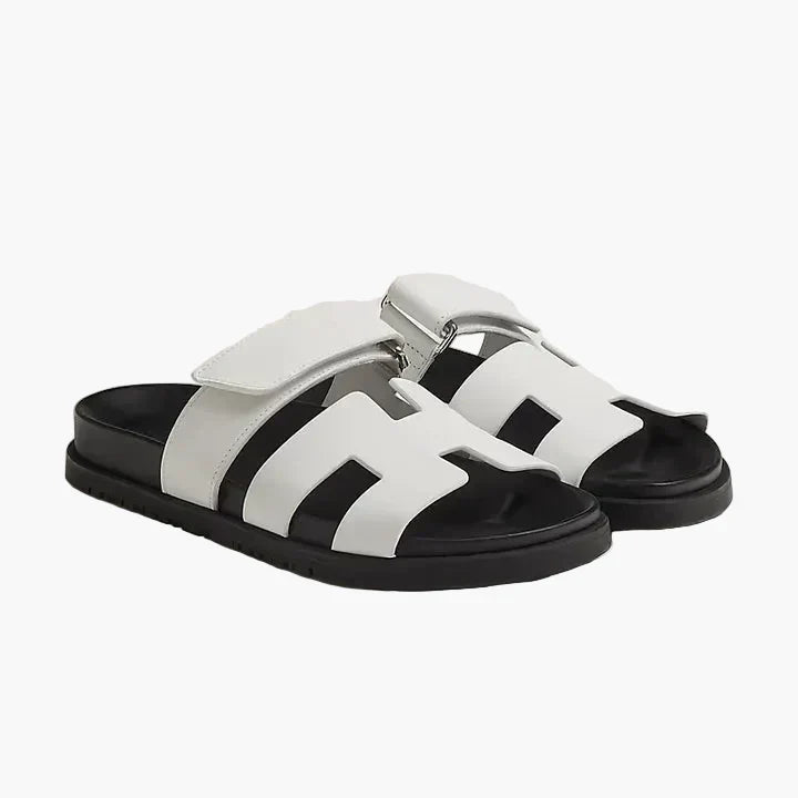 Bequeme offene Herren Sandalen für den Strand und Outdoor-Aktivitäten, mit robustem Klettverschluss-System.