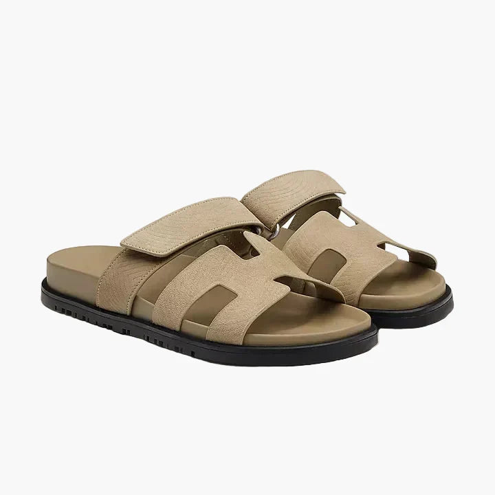 Detailansicht: Schwarze Herren Komfort-Sandalen mit praktischem Klettverschluss, perfekt als Alltagsschuhe.