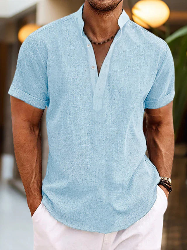 Nahaufnahme des klassischen Henley-Kragens mit Knöpfen an einem Kurzarmhemd für Herren.