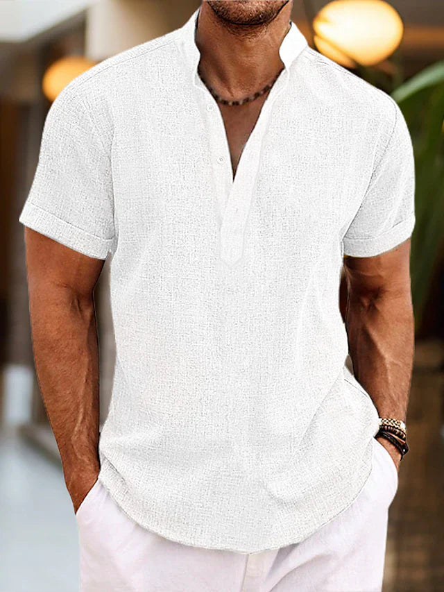 Mann trägt ein lässiges Herren Kurzarm Henley Shirt in Grau, locker sitzend, ideal für Casual Mode.