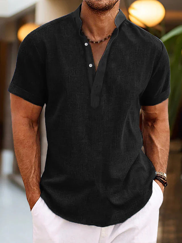 Herren Henley Kurzarmhemd in Blau, atmungsaktiv und leicht, ideal als Strand- oder Urlaubsshirt.