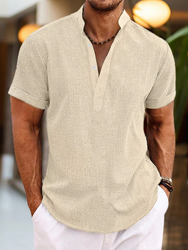 Rückenansicht eines Herren Kurzarm Henley Shirts mit lockerer Passform, sehr bequem für den Alltag.