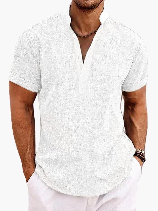 Vielseitiges Herren Henley Shirt Kurzarm, unifarben, optimal für lässige Sommer-Outfits und Strandmode.
