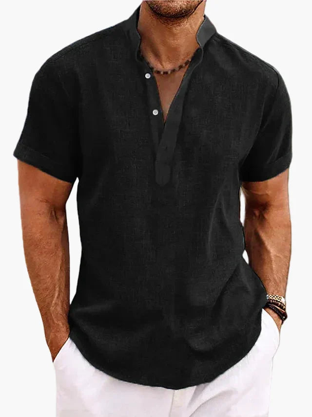 Modisches Kurzarm Henley Shirt für Herren, ideal als bequemes Oberteil für den Sommerurlaub am Strand.