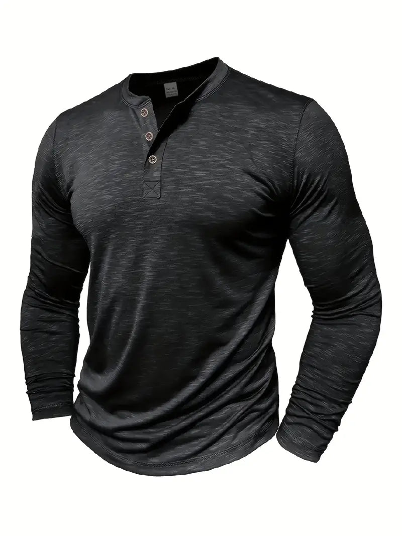 Mann trägt bequemes Langarm Henley T-Shirt mit Knopfleiste, perfekt für lässige Herrenmode und Freizeit.