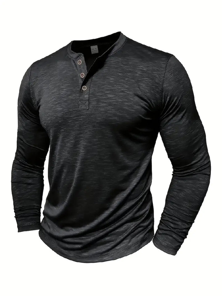 Mann trägt bequemes Langarm Henley T-Shirt mit Knopfleiste, perfekt für lässige Herrenmode und Freizeit.