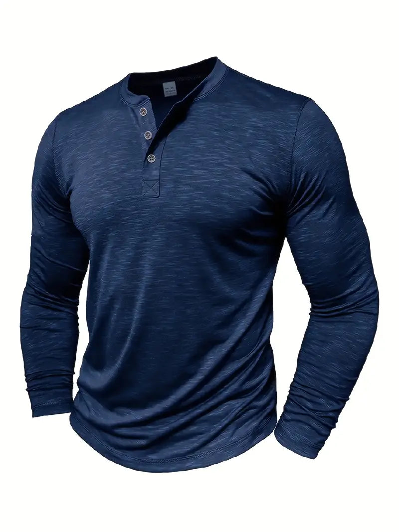 Nahaufnahme der Knopfleiste am klassischen Herren Langarm Henley T-Shirt aus hochwertigem Stoff.