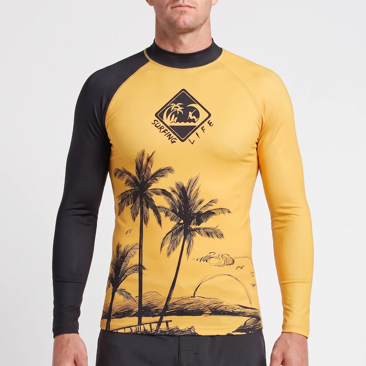 Modernes Herren Rashguard Langarm, perfekt für Wassersportler, bietet starken UV-Schutz.