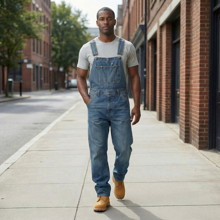 Nahaufnahme der Latzhose mit trendigen Spleißdetails; perfekt für moderne Herren Streetwear Looks.