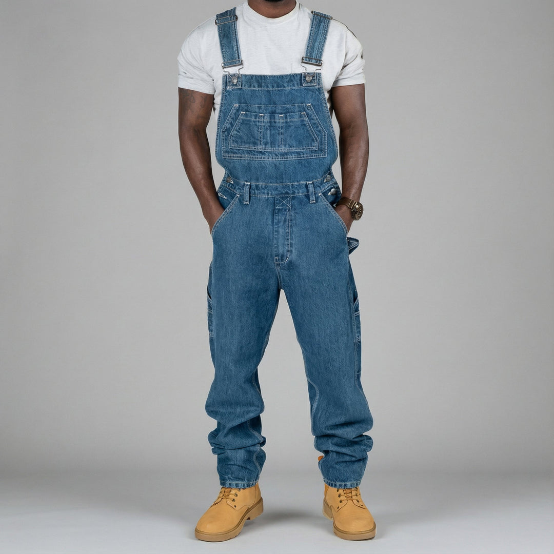 Mann trägt bequeme Herren Latzhose mit Spleißdetails; ideal als Freizeitkleidung für entspannte Alltagsoutfits.
