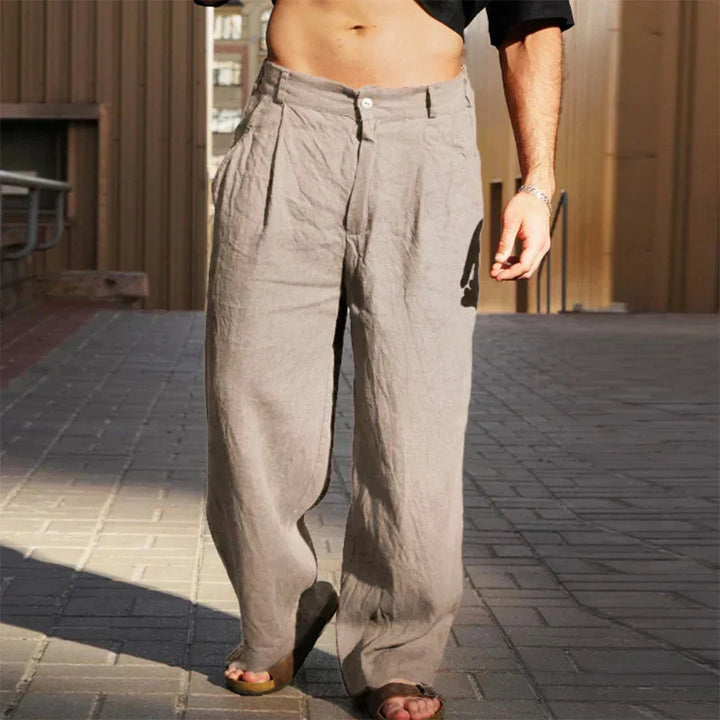 Komfortable, leichte Herrenhose, locker geschnitten, ideal für den modernen Herbst-Alltag und Stil.