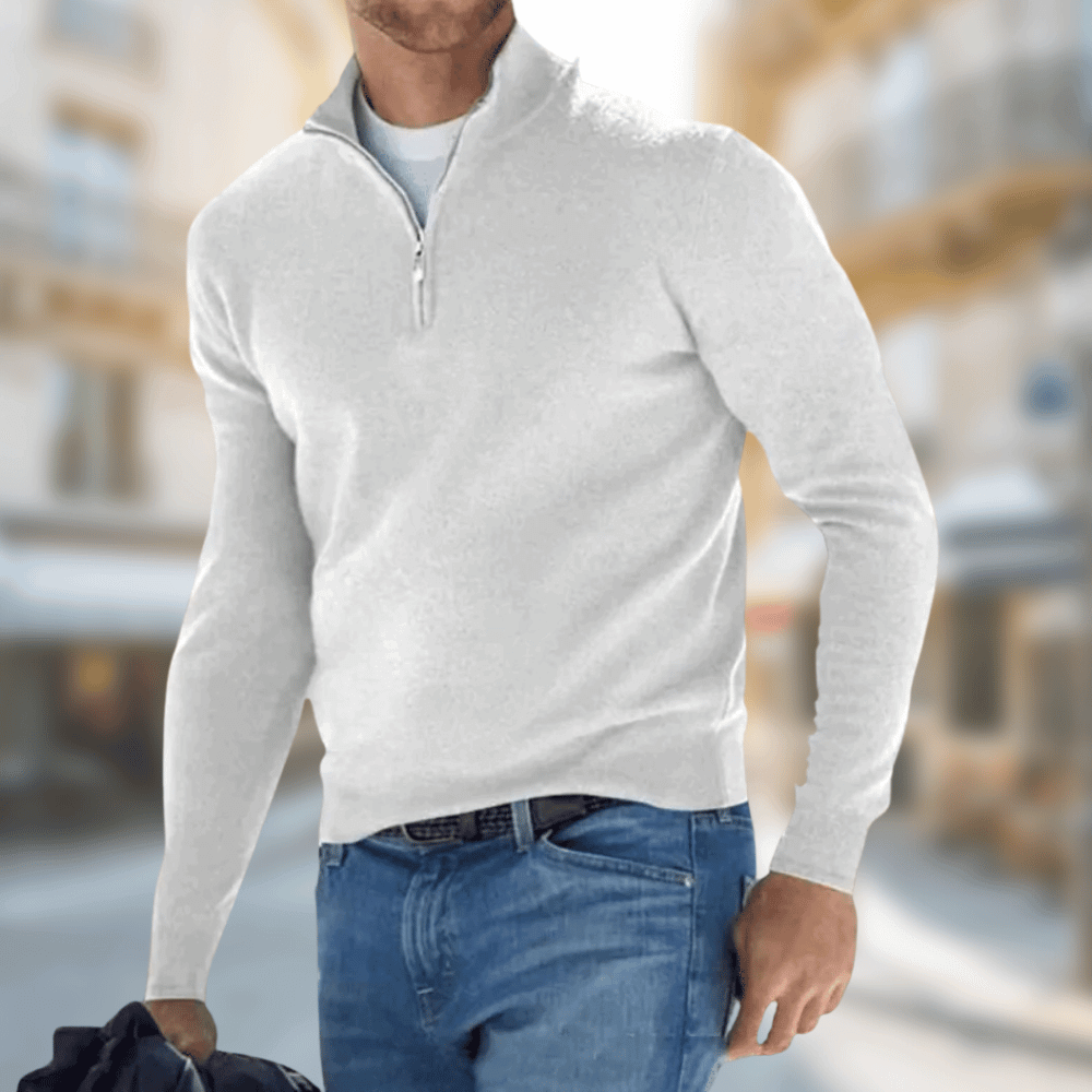 Detailaufnahme des leichten Herren Pullovers, zeigt feine Struktur und hochwertige Verarbeitung.