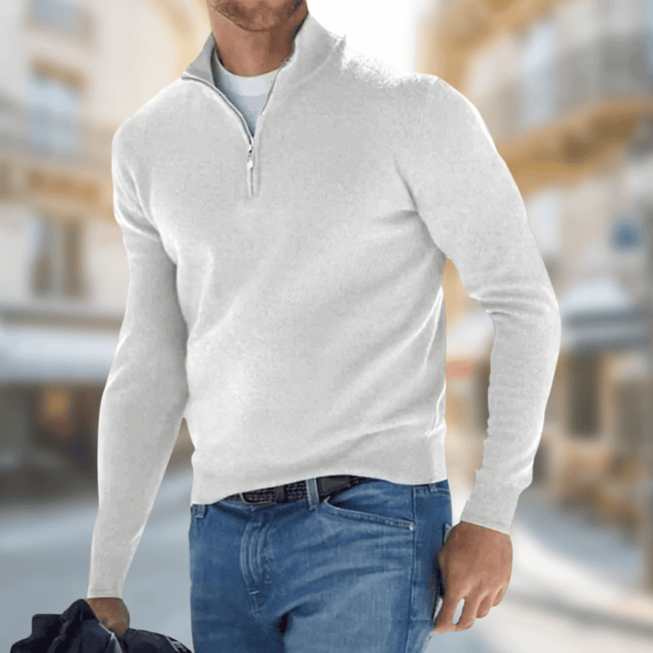 Detailaufnahme des leichten Herren Pullovers, zeigt feine Struktur und hochwertige Verarbeitung.