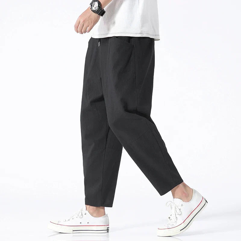 Moderne Herren Cropped Hose mit Kordelzug, Slim-Fit Schnitt. Vielseitige Freizeithose, elegant und bequem.