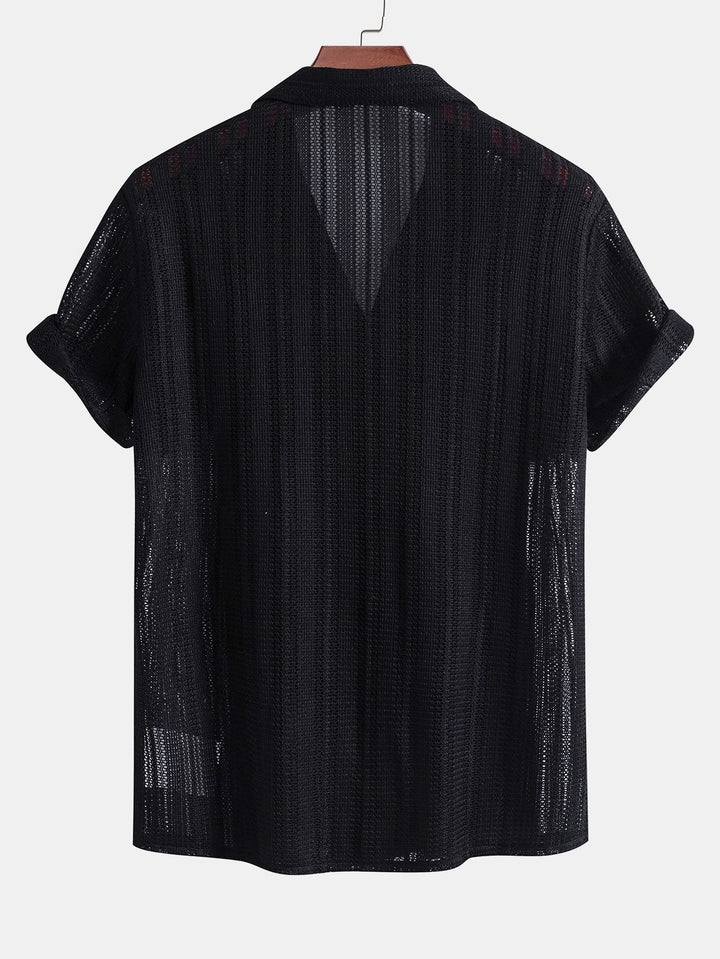 Stylischer Mann im kompletten Leinenhemd & Hose Set. Perfekter Sommeranzug für Freizeit, Urlaub & warme Tage.