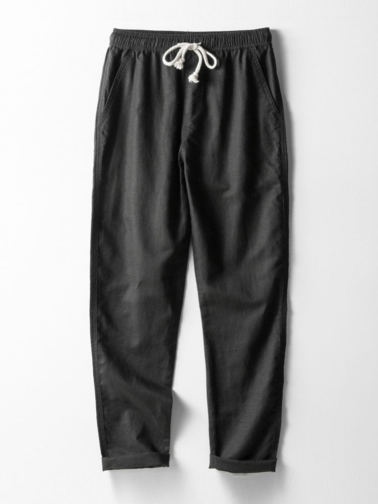 Saumdetail der Leinenhose. Leichtes, luftiges Material. Komfortable Herren Strandhose für entspannte Tage.