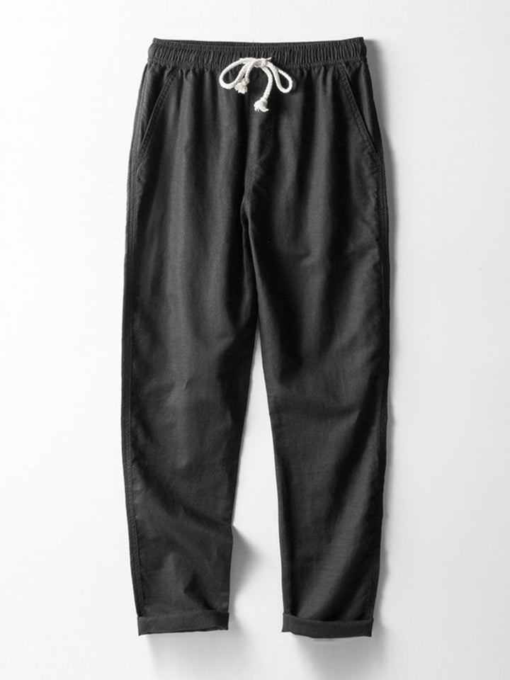 Saumdetail der Leinenhose. Leichtes, luftiges Material. Komfortable Herren Strandhose für entspannte Tage.
