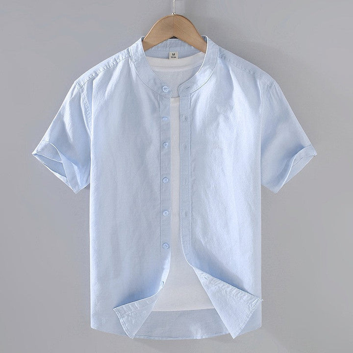 Elegantes Herren Freizeithemd, Kurzarm und Stehkragen. Regular Fit Button-Down Oberteil.