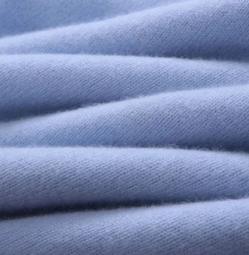 Moderner Herrenpullover mit auffälligem geometrischem Muster. Bequeme Strickware für Herrenmode.