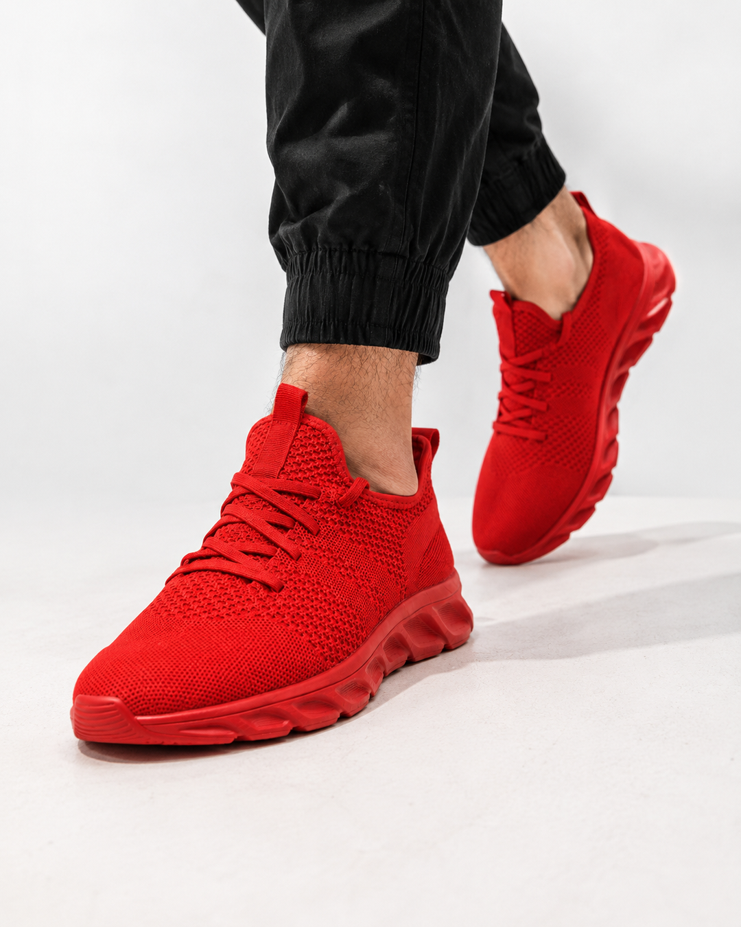 Detailaufnahme atmungsaktiver Herren Sportschuhe, orthopädisch für maximalen Komfort bei Aktivitäten.