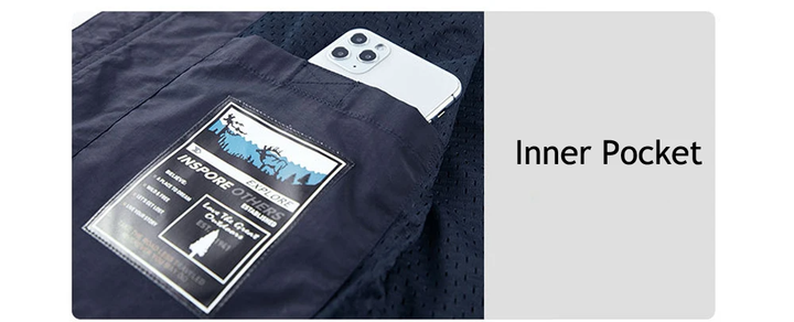 Mann trägt leichte Herren Outdoor Weste beim Wandern, nutzt die vielen praktischen Taschen.