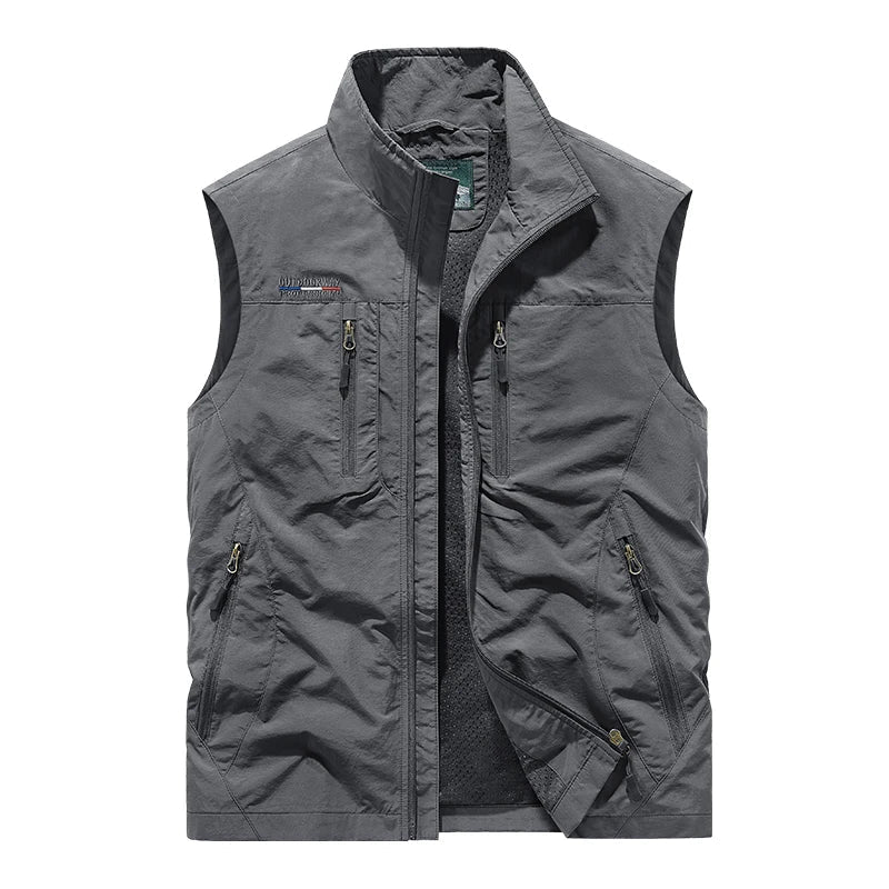Robuste Wanderweste für Herren, ideal für Outdoor-Abenteuer, mit zahlreichen Staufächern.