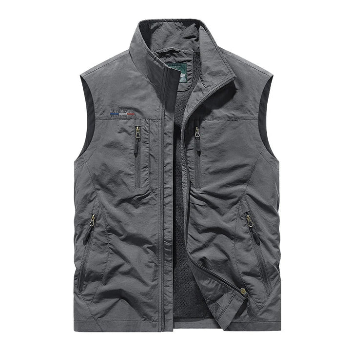 Robuste Wanderweste für Herren, ideal für Outdoor-Abenteuer, mit zahlreichen Staufächern.