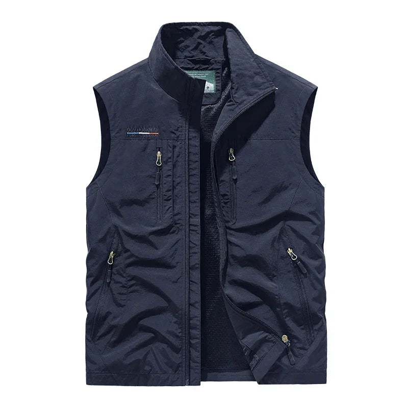 Vielseitige Outdoor Weste für Herren, stilvoll & praktisch für Freizeit & Naturerlebnisse.