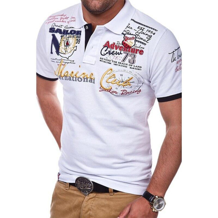Bequemes Herren Kurzarm-Polo mit dezentem Schriftzug, ideal als sommerliches Freizeitshirt für Männer.