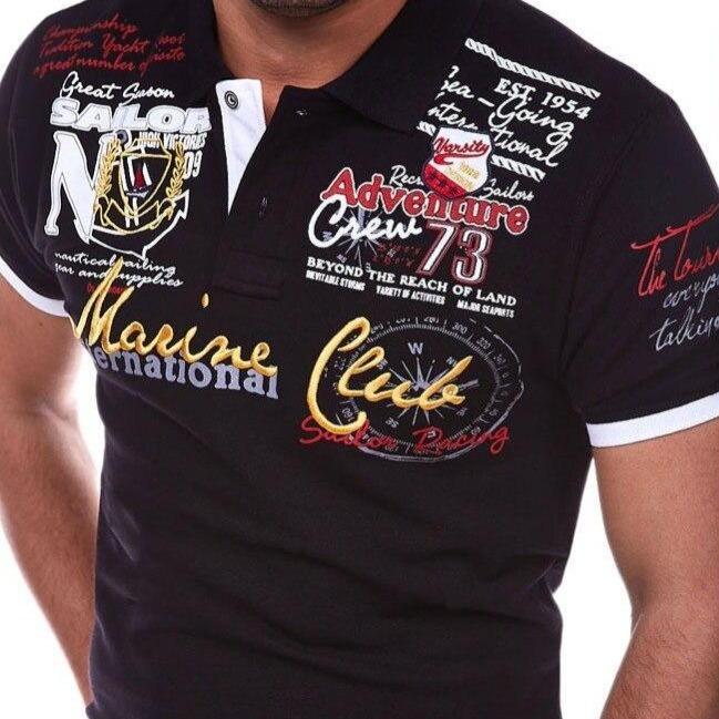 Modisches Herren Poloshirt mit markantem Schriftzug, lässiges Oberteil, ideal für den Sommer.