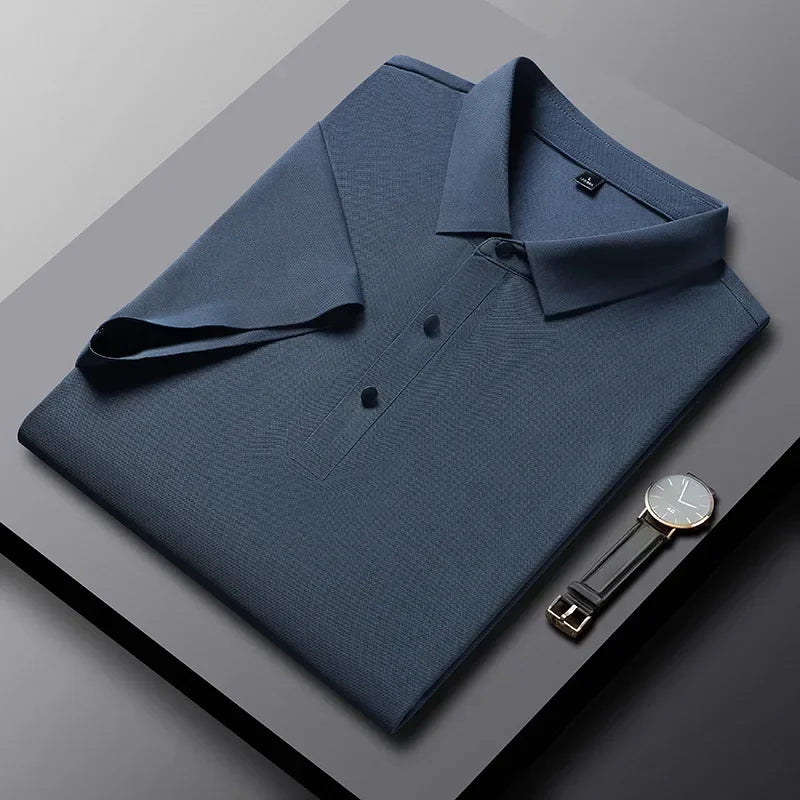 Klassisches Herren Polo-Shirt mit strukturierter Oberfläche. Kurzarm, elegant und ideal für vielseitige Looks.